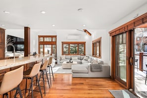 Smart TV, fireplace