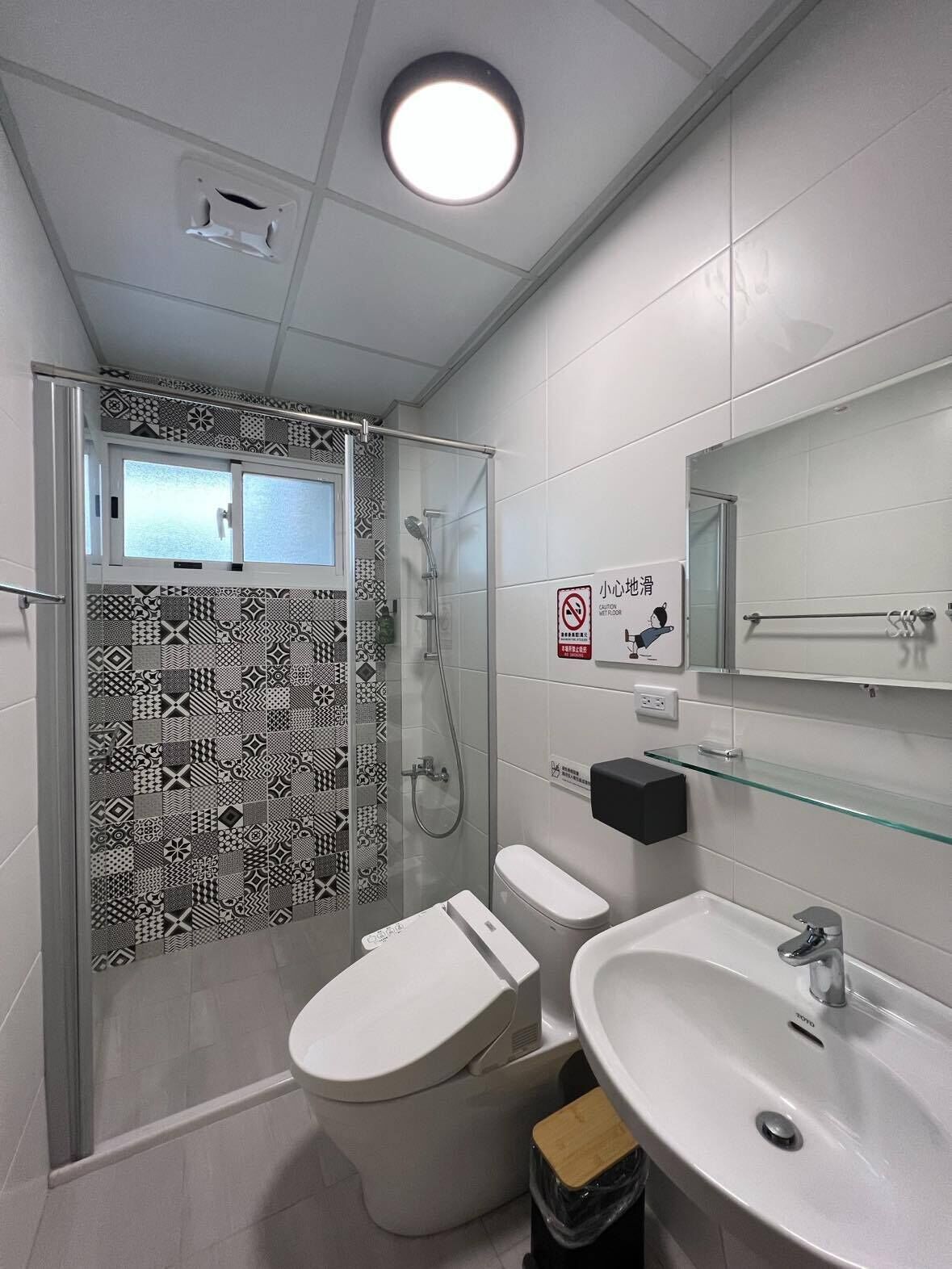 Habitación cuádruple Deluxe, terraza, vistas a la ciudad | Baño | Ducha y cabezal de ducha tipo lluvia