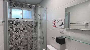 Habitación cuádruple Deluxe, terraza, vistas a la ciudad | Baño | Ducha y cabezal de ducha tipo lluvia