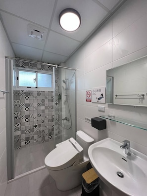 Chambre quadruple Deluxe, terrasse, vue sur la ville | Salle de bain | Douche, douche cascade, articles de toilette (gratuits)
