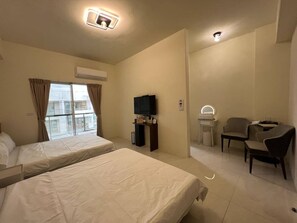豪華四人房, 露台, 城市景觀 | 舒適加層、書桌、筆電工作空間、免費無線上網