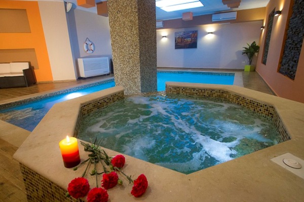 Shared indoor heated pool at 32°C
