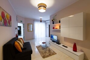 TV - Apartment 28: One-Bedroom Apartment near St. Julian's (Saint Julian's)