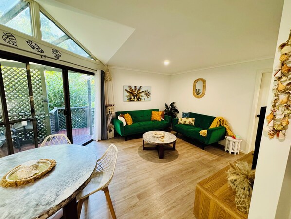 Een smart-tv en boeken