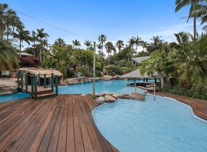 Een binnenzwembad, een buitenzwembad