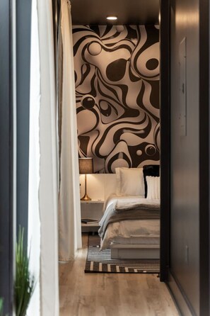 1 chambre, bureau, fer et planche à repasser, lit parapluie