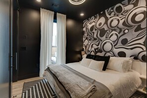 1 chambre, bureau, fer et planche à repasser, lit parapluie