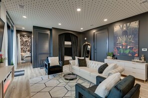 TV - Top Floor NEO Suite: Walk to Broadway & Views (Nashville)
