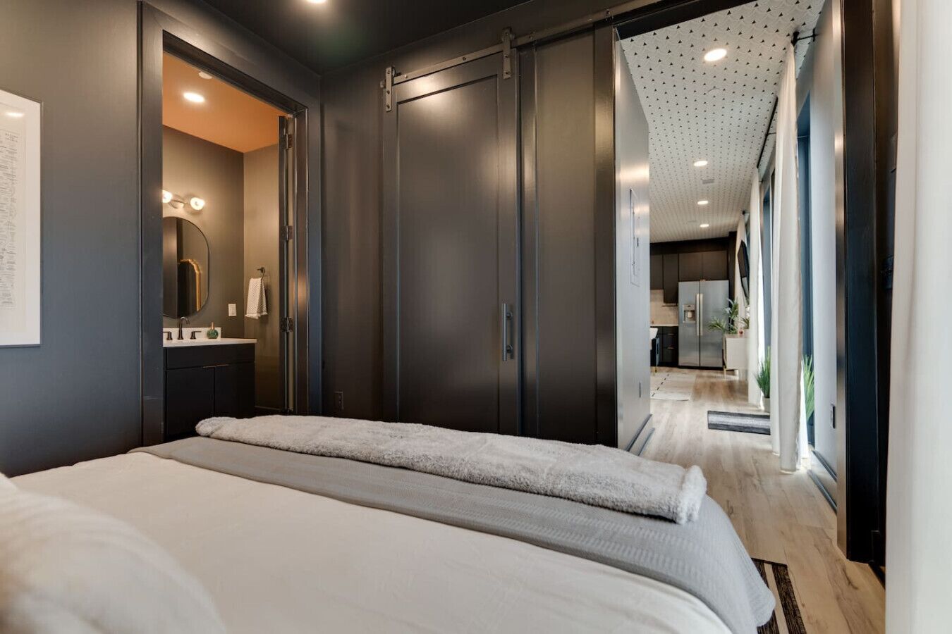 1 غرفة نوم ومكتب ومكواة/لوح كي وسرير سفر