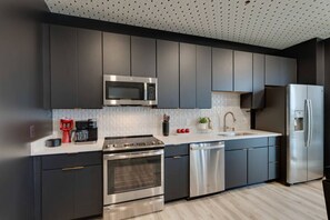 Réfrigérateur, micro-ondes, four, plaque de cuisson