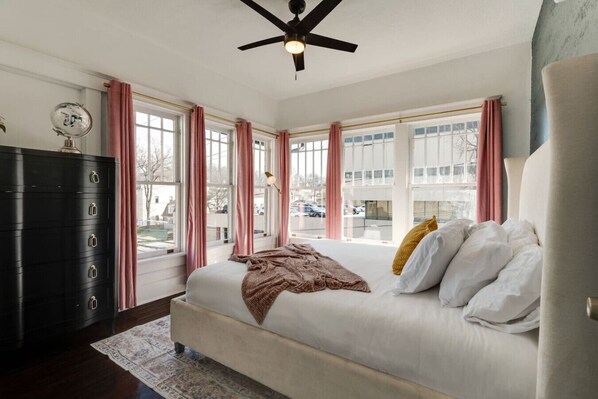 2 slaapkamers, een strijkplank/strijkijzer, reisbedje, wifi