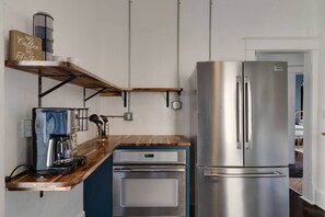 雪櫃、微波爐、焗爐、洗碗機