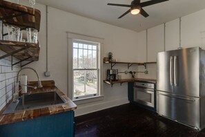 Een koelkast, een microgolfoven, een oven, een vaatwasser