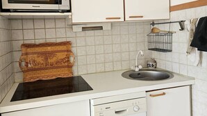 冰箱、微波炉、洗碗机、厨具/餐具