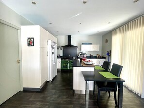Fridge, oven, dishwasher, cookware/dishes/utensils