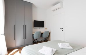 3 habitaciones, tabla de planchar con plancha y cuna de viaje 