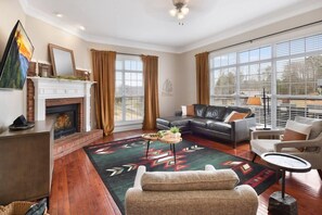 TV, fireplace, video games, stereo - Smokies lodge w/pool, hot tub & game room (Pigeon Forge)