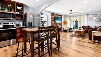 Frigorífic, microones, forn i placa de cuina