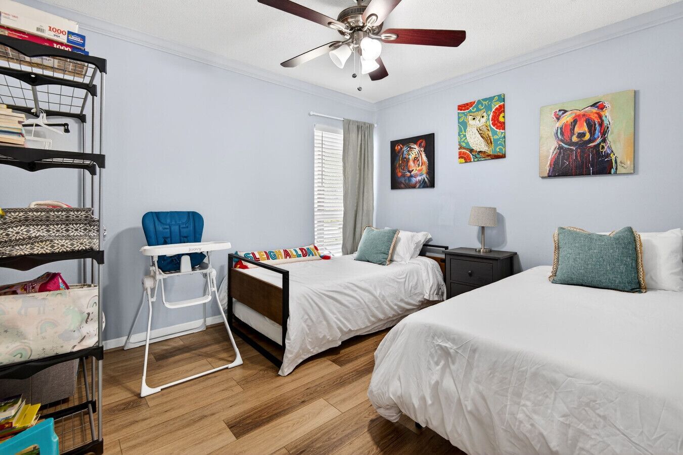 3 dormitorios, escritorio, tabla de planchar con plancha y cuna de viaje