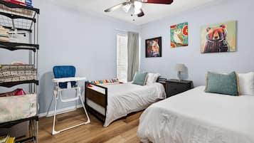 3 dormitorios, escritorio, tabla de planchar con plancha y cuna de viaje