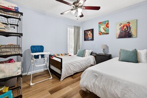 3 chambres, bureau, fer et planche à repasser, lit parapluie