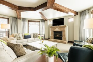 Smart TV, chimenea y reproductor de DVD 