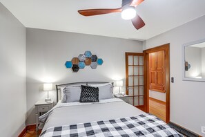 2 bedrooms, desk, iron/ironing board, Internet