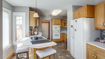 Fridge, microwave, stovetop, dishwasher