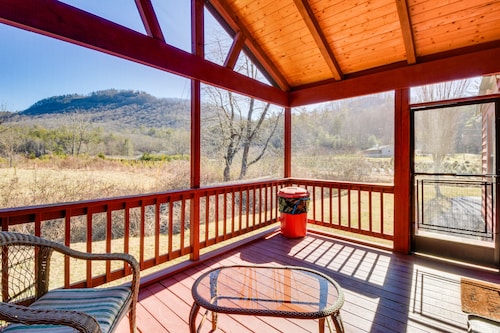 Cozy Dillard Cabin w/ Mountain Views & Pool Access