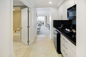 Kühlschrank, Mikrowelle, Herdplatte, Wasserkocher mit Kaffee-/Teezubehör