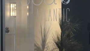 L’intérieur d’un spa, avec un mur en verre dépoli sur lequel est affiché le logo « spa ATLANTIC » et la silhouette d’un cheval.