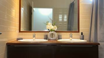 Classic Apartment | Bathroom | Towels