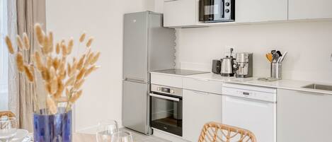 Kühlschrank, Mikrowelle, Ofen, Geschirrspüler