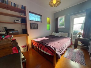 2 bedrooms, iron/ironing board, WiFi, bed sheets - Peaceful and close to everything that matters in this centrally located home. (Waiheke Island)