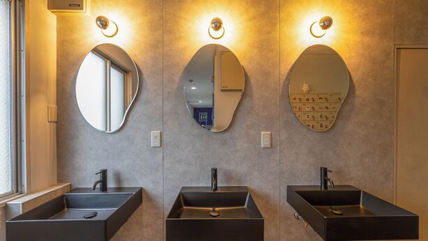 A modern bathroom with three sinks, each with a mirror above. - Hostel JAQ takamatsu (Takamatsu)