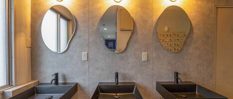 Douche, articles de toilette gratuits, sèche-cheveux, chaussons
