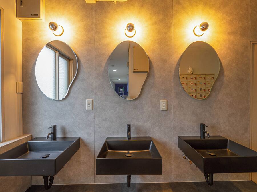 Een douche, gratis toiletartikelen, een haardroger, pantoffels