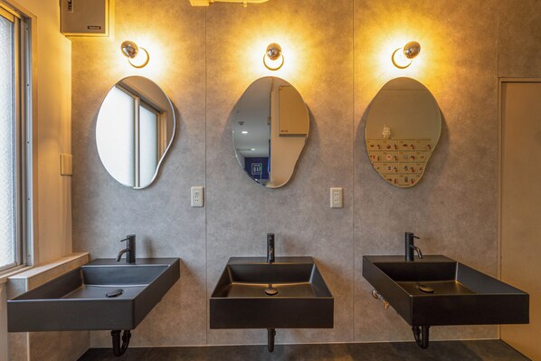 Een douche, gratis toiletartikelen, een haardroger, pantoffels