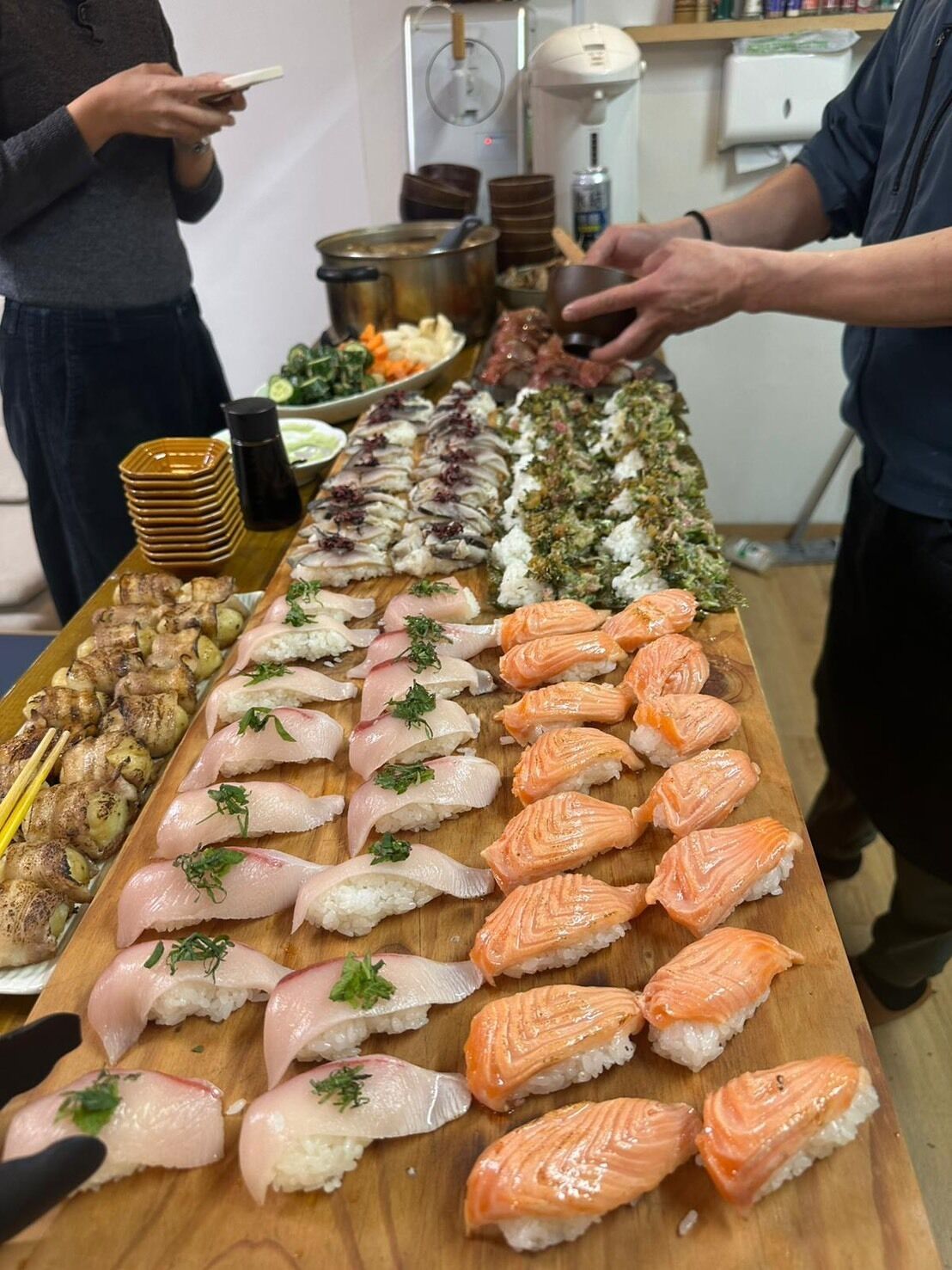 Eine Sushi-Bar mit verschiedenen Sushi-Sorten und weiteren Speisen.