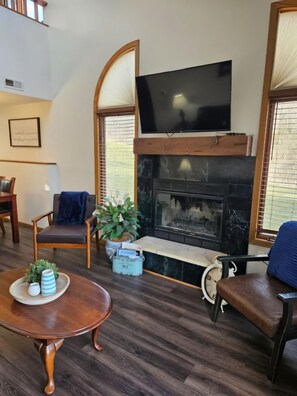 Smart TV y chimenea 