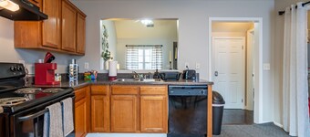 Midweek Saver! 4BR Retreat Close to Downtown