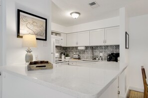Oven, stovetop - Ocean Walk T12 in St Simons Island (St Simons Island)