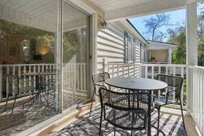 Outdoor dining - Ocean Walk T12 in St Simons Island (St Simons Island)