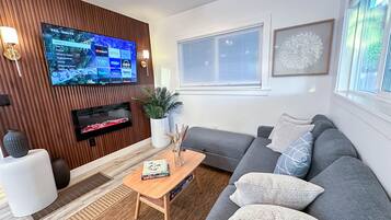 Een smart-tv en een open haard