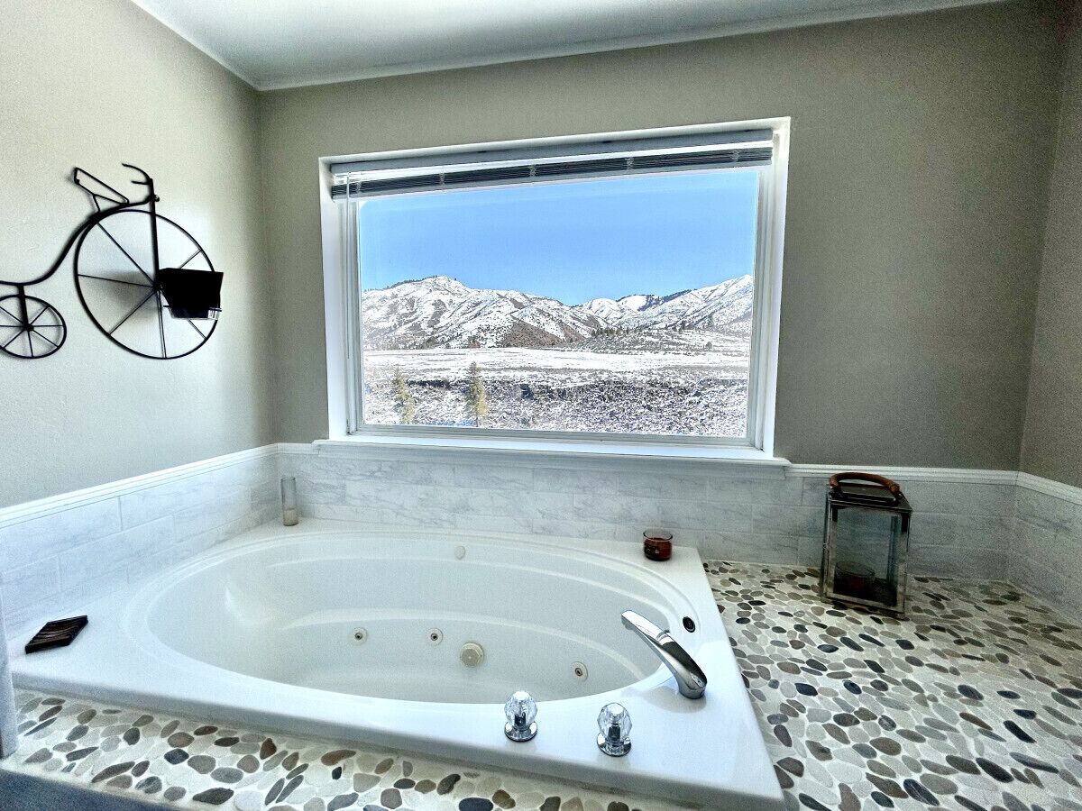 Scenic Nest in the Wilderness