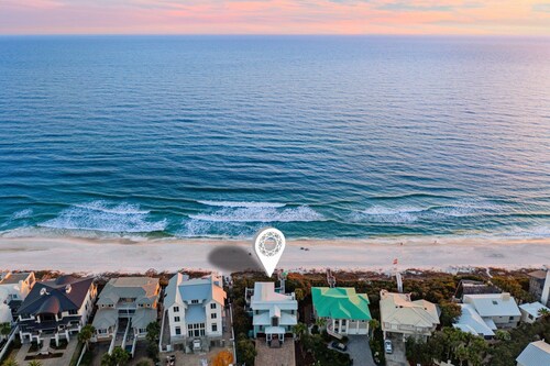 PELICAN PLACE: Gulf Front 75ft Private Beach! Pool + Hot Tub! Elevator, Outdoor Kitchen, Green Egg