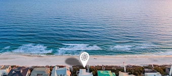 PELICAN PLACE: Gulf Front 75ft Private Beach! Pool + Hot Tub! Elevator, Outdoor Kitchen, Green Egg