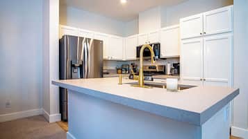 KylskÄp, mikrovÄgsugn, ugn och spishÀll