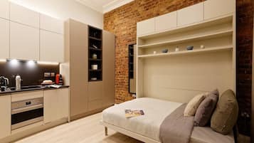 Iron/ironing board, WiFi, bed sheets