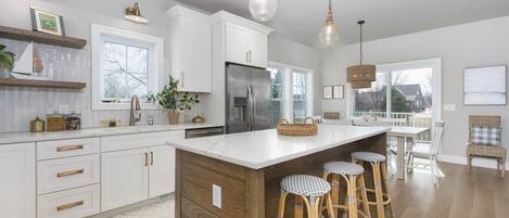 冷蔵庫、電子レンジ、オーブン、コンロ